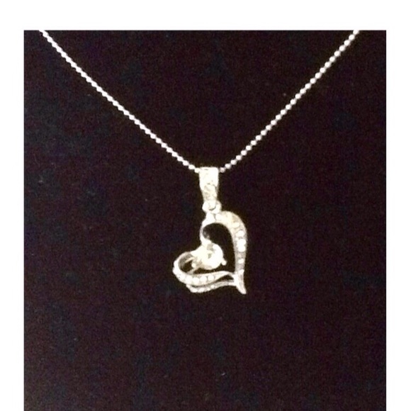 H.P.🎉🆕Silver Crystal Heart Necklace. Beautiful! - Picture 2 of 4