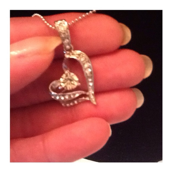 H.P.🎉🆕Silver Crystal Heart Necklace. Beautiful! - Picture 3 of 4