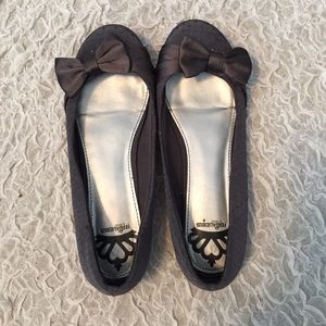 Dark gray flats with bows