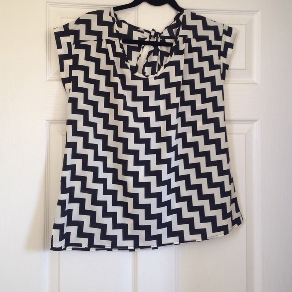 ❌SOLD❌ Black & White Chevron top