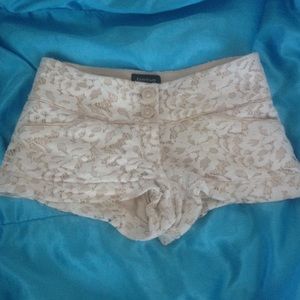 Super cute lace short Bebe