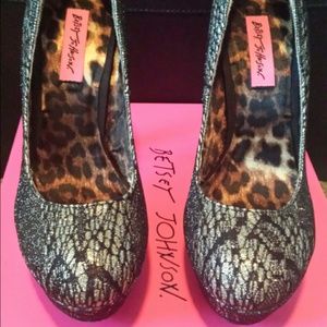 Betsey Johnson Diskko Pump Black/Gold