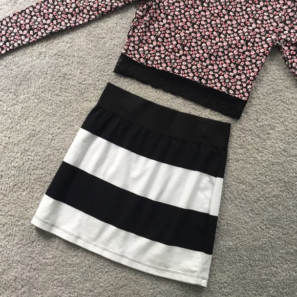 🔴SOLD🔴 Black and Whits Striped Skirt - Picture 1 of 1