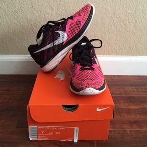 Women Nike Flyknit Lunar 3 (size 7)
