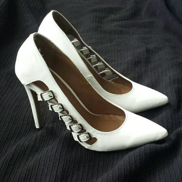 *SOLD* Michael Antonio White Pointy Pumps - Picture 1 of 4