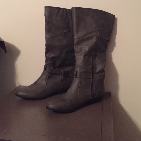 Grey Madden girl boots.