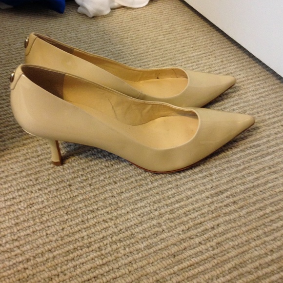 Pointed toe pumps