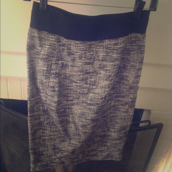Black and white pencil skirt w elastic waist