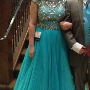 Beautiful Sherri Hill prom gown #2984