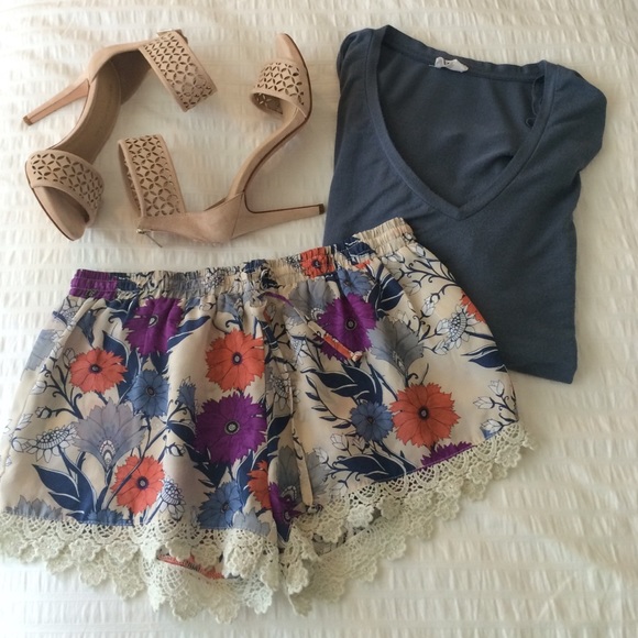 Floral print lace trim shorts