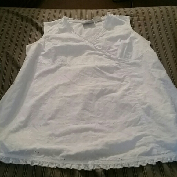 🚫SOLD🚫Sleeveless Maternity eyelet top size Large