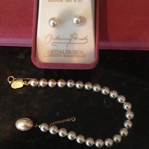 Cultured pearl earrings and bracelet