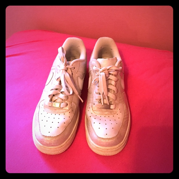 GENTLY USED WHTE NIKES