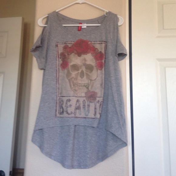 Shoulder cut out skull shirt