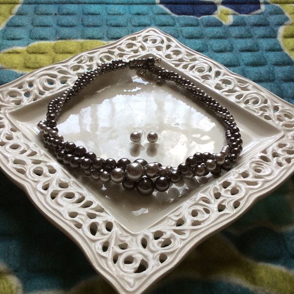 Smoky silver pearl necklace and earring set