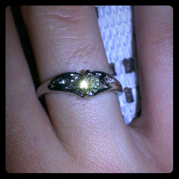 Beautiful silver plated yellow cz ring size 7 NEW!