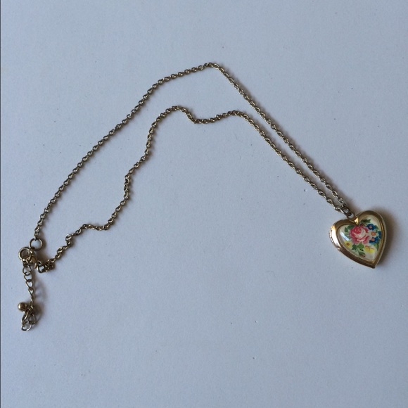 🌻NWOT Gold Floral Heart Necklace