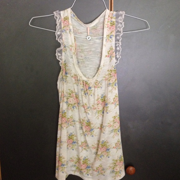 Floral w/ lace detail, racerback top.