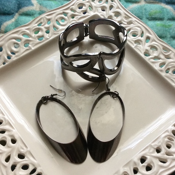 Express earring and bracelet set
