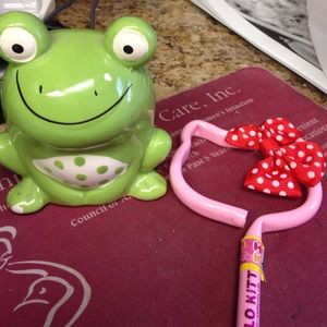 Hello kitty pen and frog