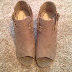 Taupe Charming Charlie heels