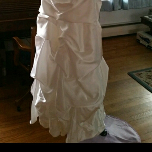 Brand new wedding dress - Picture 2 of 4