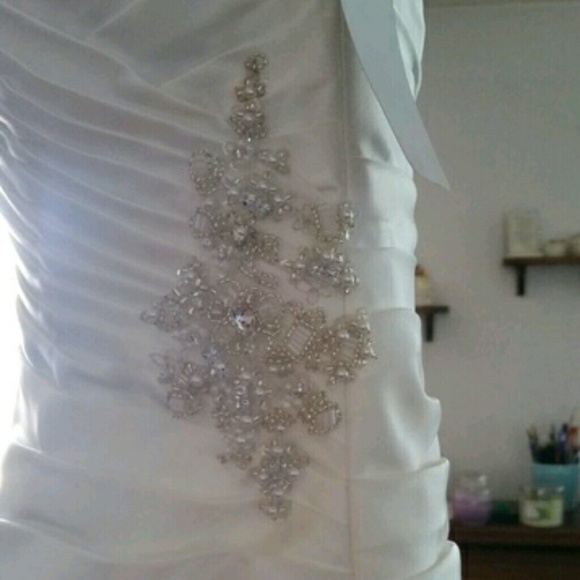 Brand new wedding dress - Picture 3 of 4