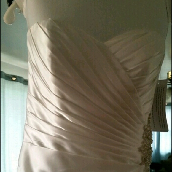 Brand new wedding dress - Picture 4 of 4