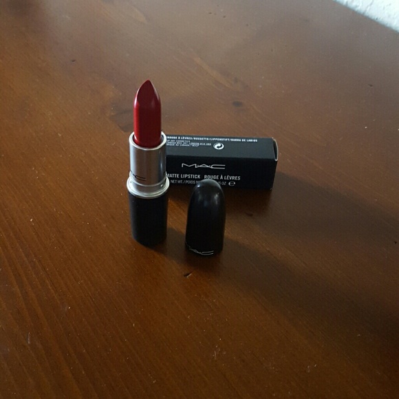 MAC LE lipstick in "Glam"