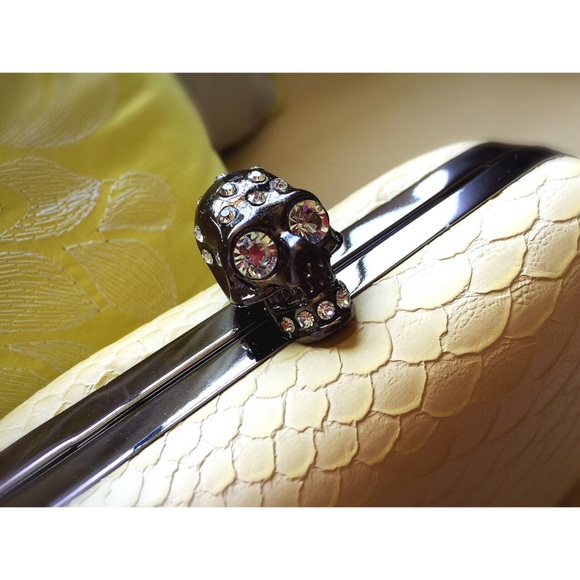 ❌SOLD❌Skull Crystal Snake Embossed Box Clutch🎈 - Picture 2 of 3