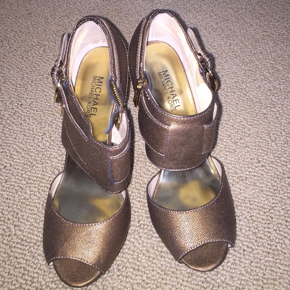 Michael Kors gold pumps