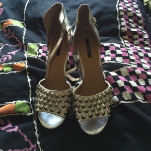 Sliver studded pumps