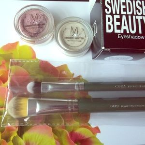 Brand NEW 2 Eyeshadow/ 2 Brush bundle✨