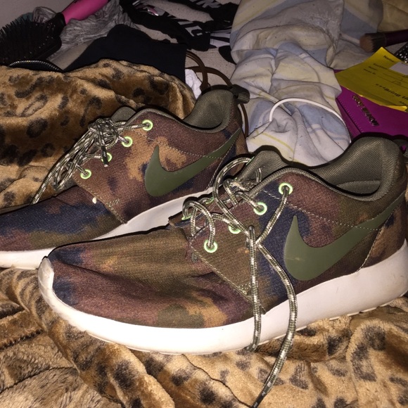 A pair of custom roshes . Camo .