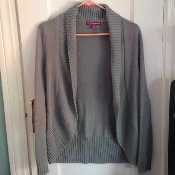 It's a *CHILDS LARGE* sweater, grey