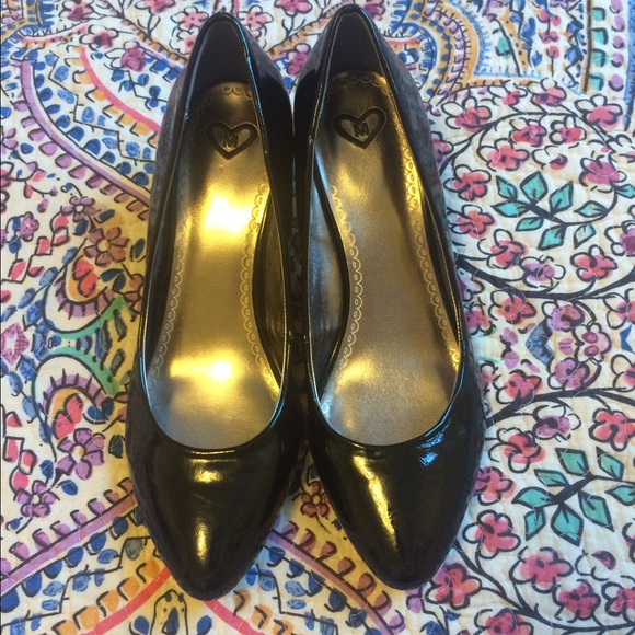 Black patent kitten heels