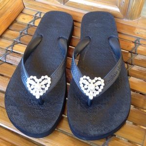 Black twisted heart flip flops size 8