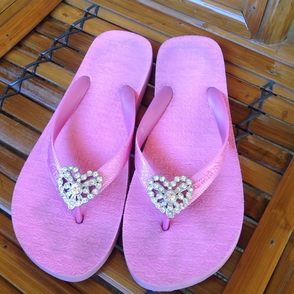 Pink twisted heart flip flops
