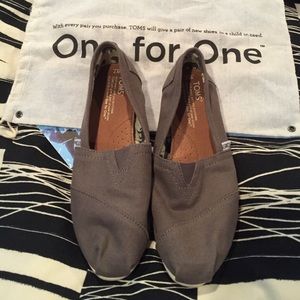 Grey toms