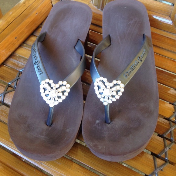 Brown twisted heart flip flops