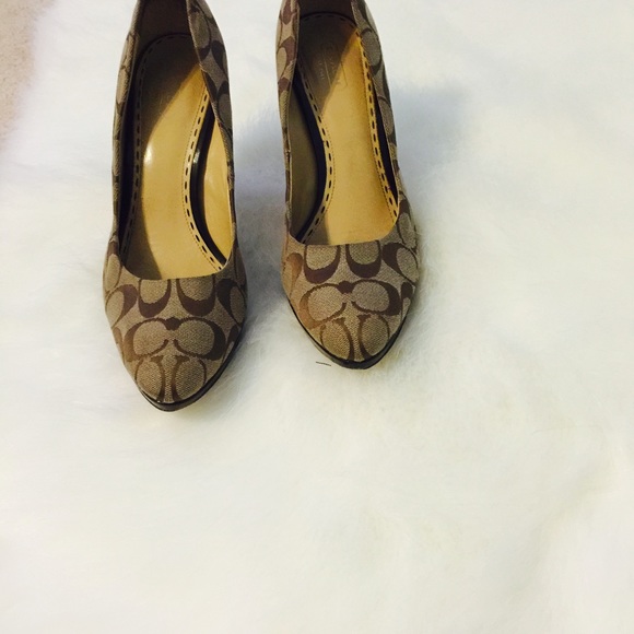 Classic Coach Signature Pump Authentic