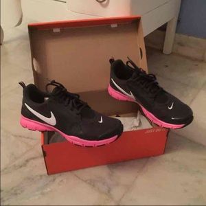 Brand new nike sneakers!!