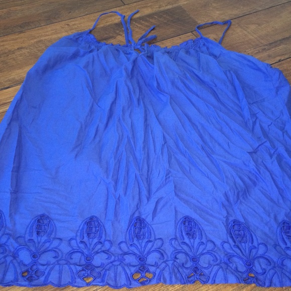 Bundle of 2 lace and embroidered Old Navy tanks - Picture 2 of 4