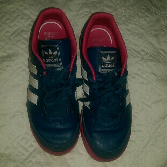 Reserved listing for @kiwAdidas girl sneakers sz 2