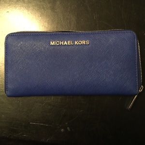 ⭐️ Michael Kors leather wallet ⭐️