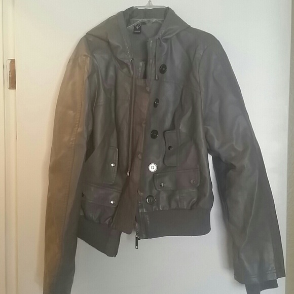 Hooded bomber jacket
