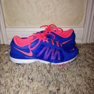 Size 7 Nike Breathe. (Blue & Coral)