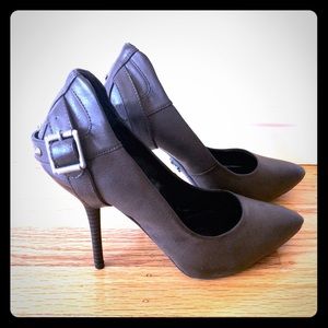 Vera Wang's Stylish Pumps. 💝