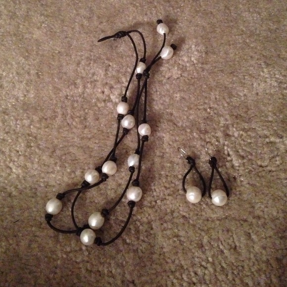 Pearl necklace and earring set.🙋🏻