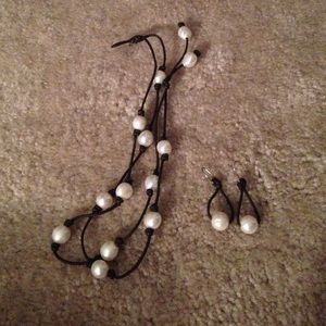 Pearl necklace and earring set.🙋🏻